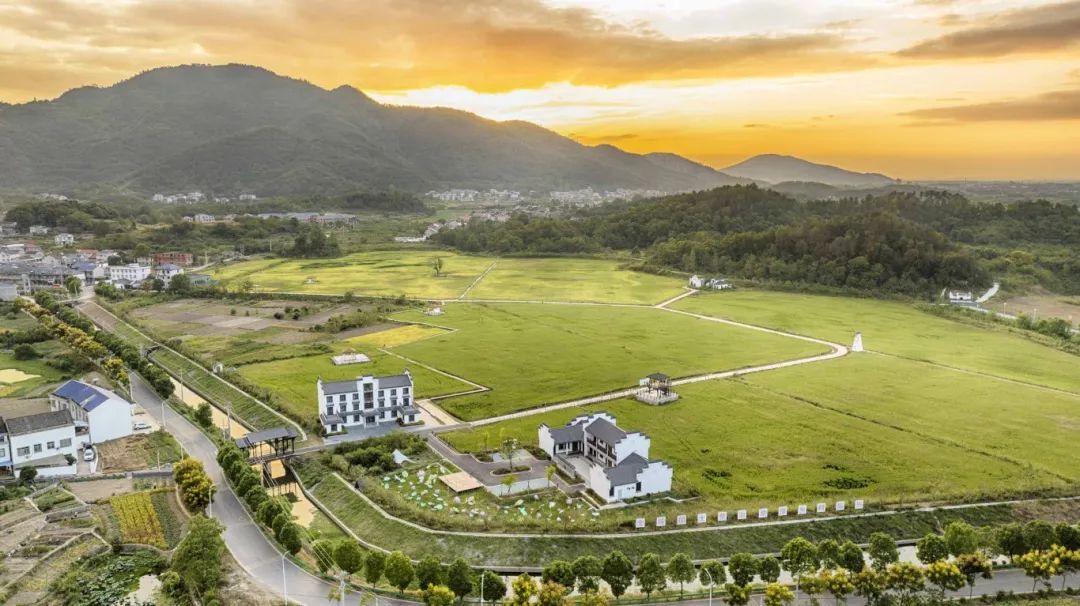 通过对矿山进行修复治理,如今矿区变景区.JPG